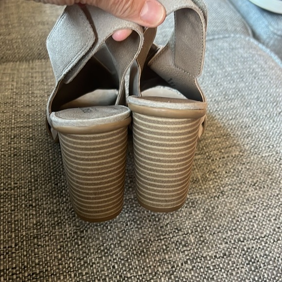 Kenneth Cole Beige Cari Love Suede Leather Heels NWOT - Picture 3 of 6